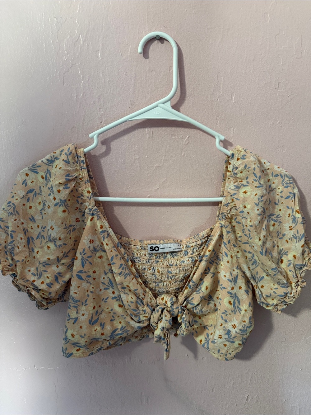 SO Floral Tie-Front Crop Top in Light Pink, Purple and White Size Small - Picture 4 of 5